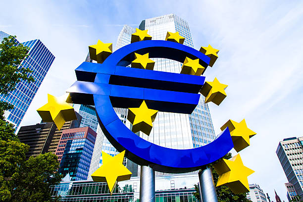  ตลาดจับตาแถลงการณ์ ECB: เงินทรงตัวใกล้ 34 ดอลลาร์