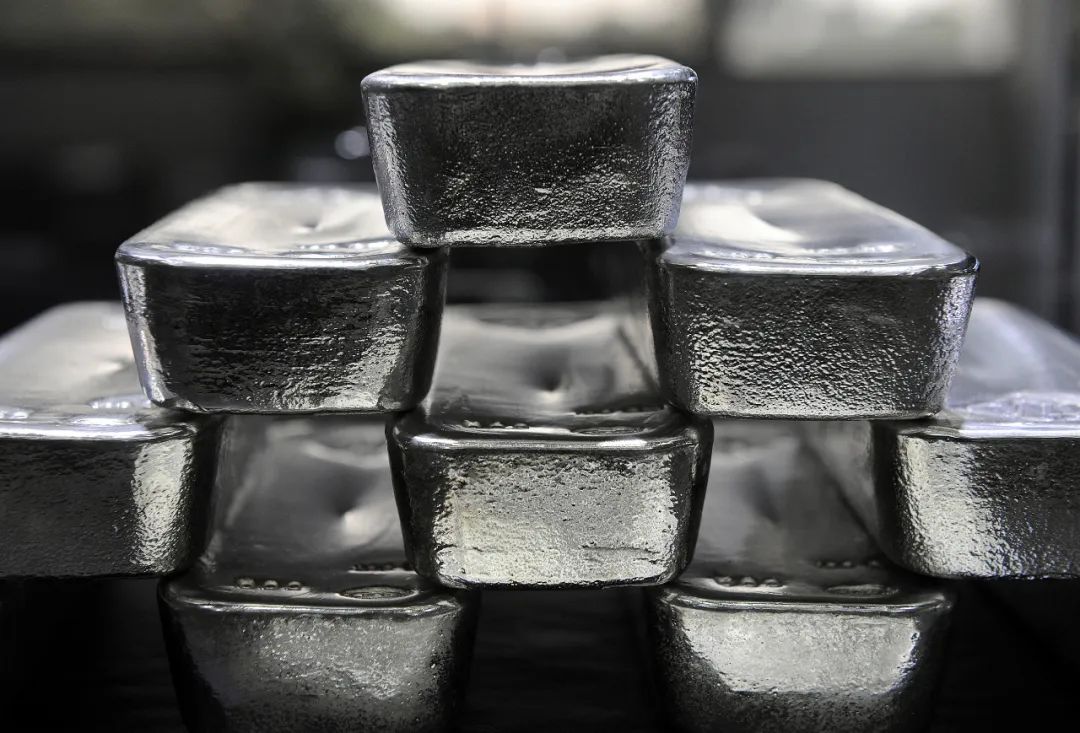  US Strong, Europe Weak: Economic Contrast Fuels Silver's Push for New Highs